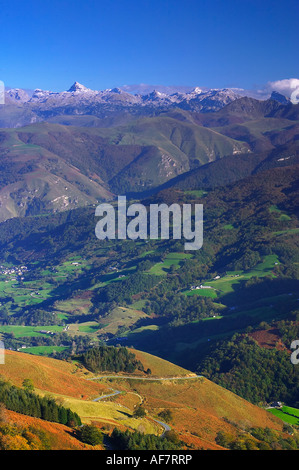 Vistas desde el Col d'Orgambideska del Auñamendi/Pic d`Anie con el pueblo de Larrau/Larraine en el fondo del Valle Soule/Xiberoa Stock Photo